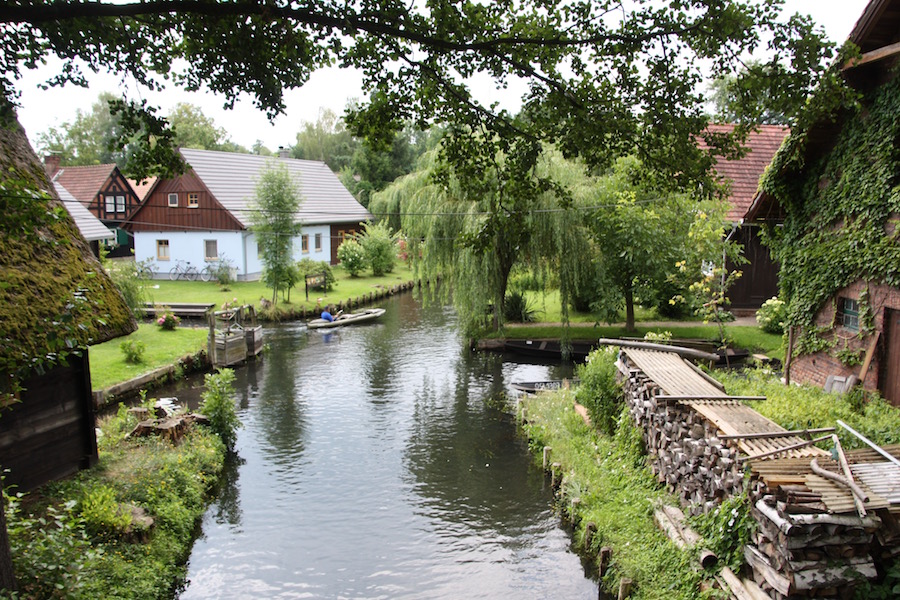 Lehde, ein Dorf im Spreewald, das die meisten Einwohner wirklich nur mit dem Boot erreichen können.