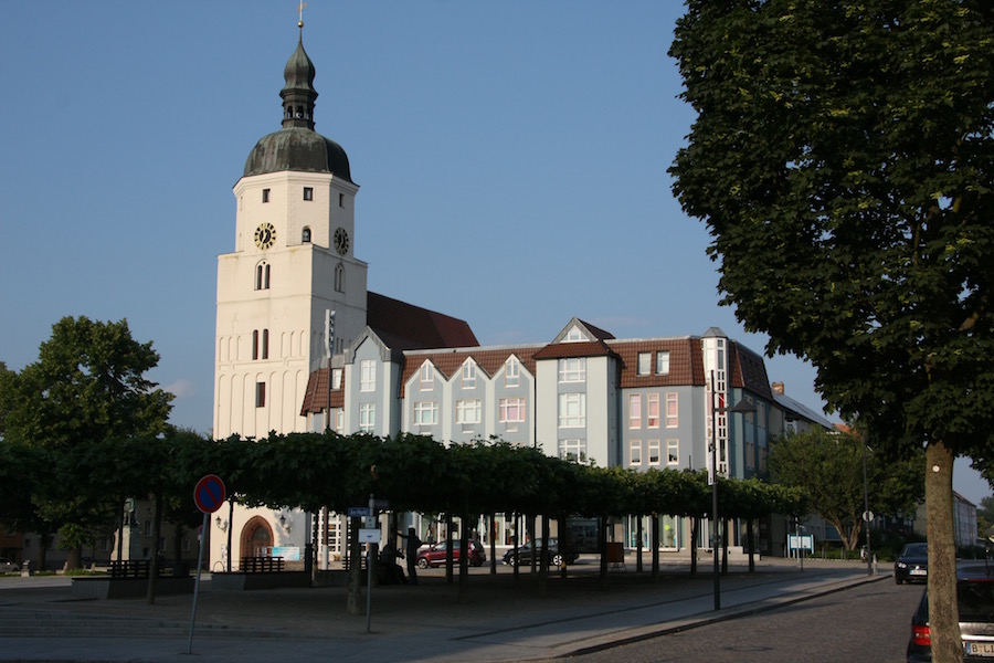 Der Lübbener Marktplatz mit der Paul-Gerhardt-Kirche