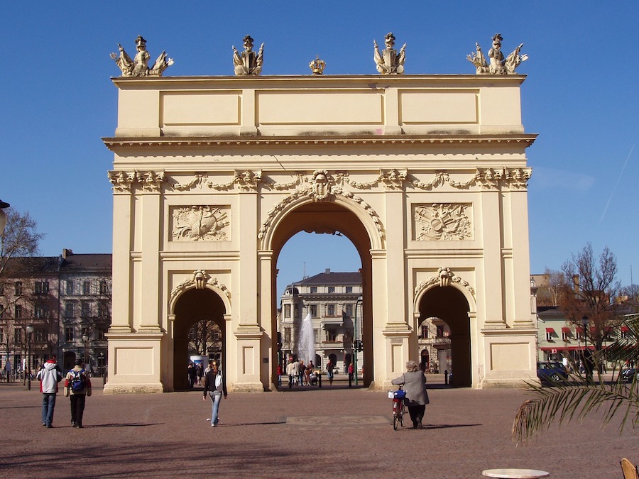 Das Potsdamer Brandenburger Tor steht am Anfang der Brandenburger Straße