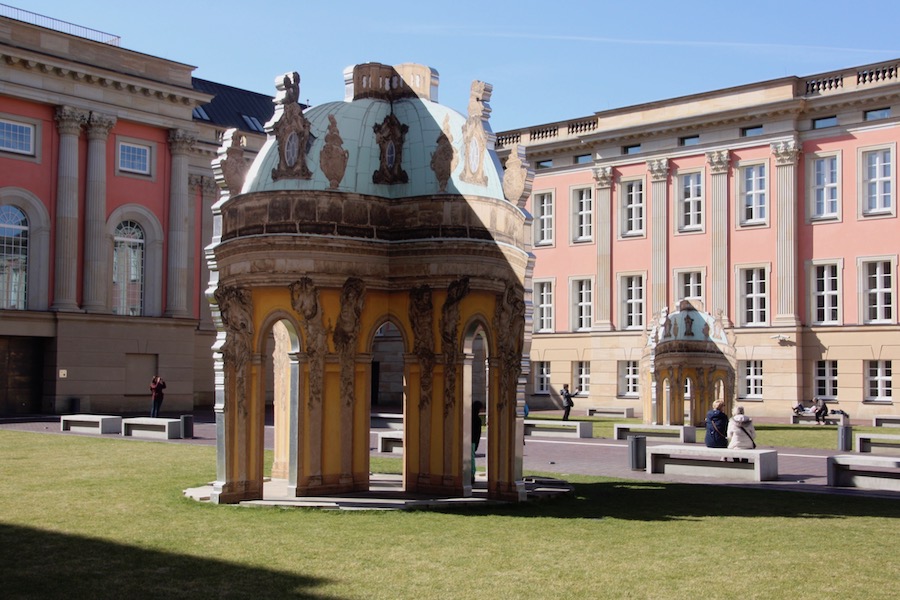 Der Brandenburger Landtag sitzt im alten/neuen Potsdamer Stadtschloß - im Innenhof steht eine Replika aus dem friderizinichen Schloß Sanssouci