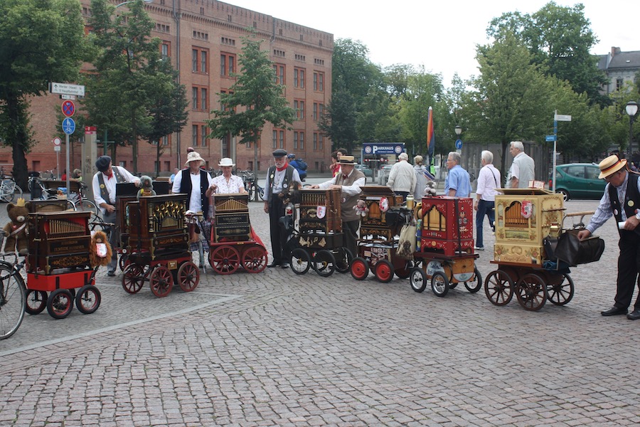 Vor dem Brandenburger Tor ist auch Platz für die Leierkastenmänner