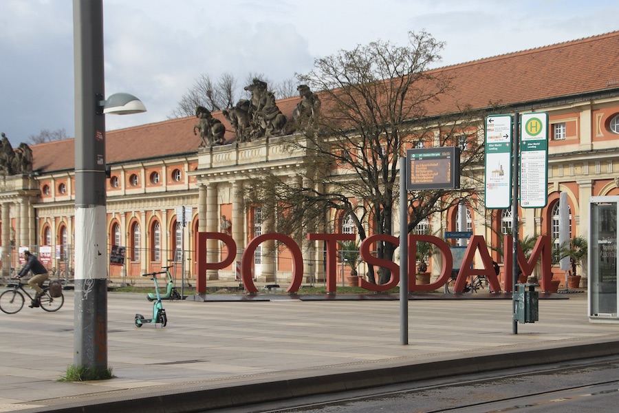 Der alte Markt in Potsdam - gut markiert, damit man weiß, wo man ist.