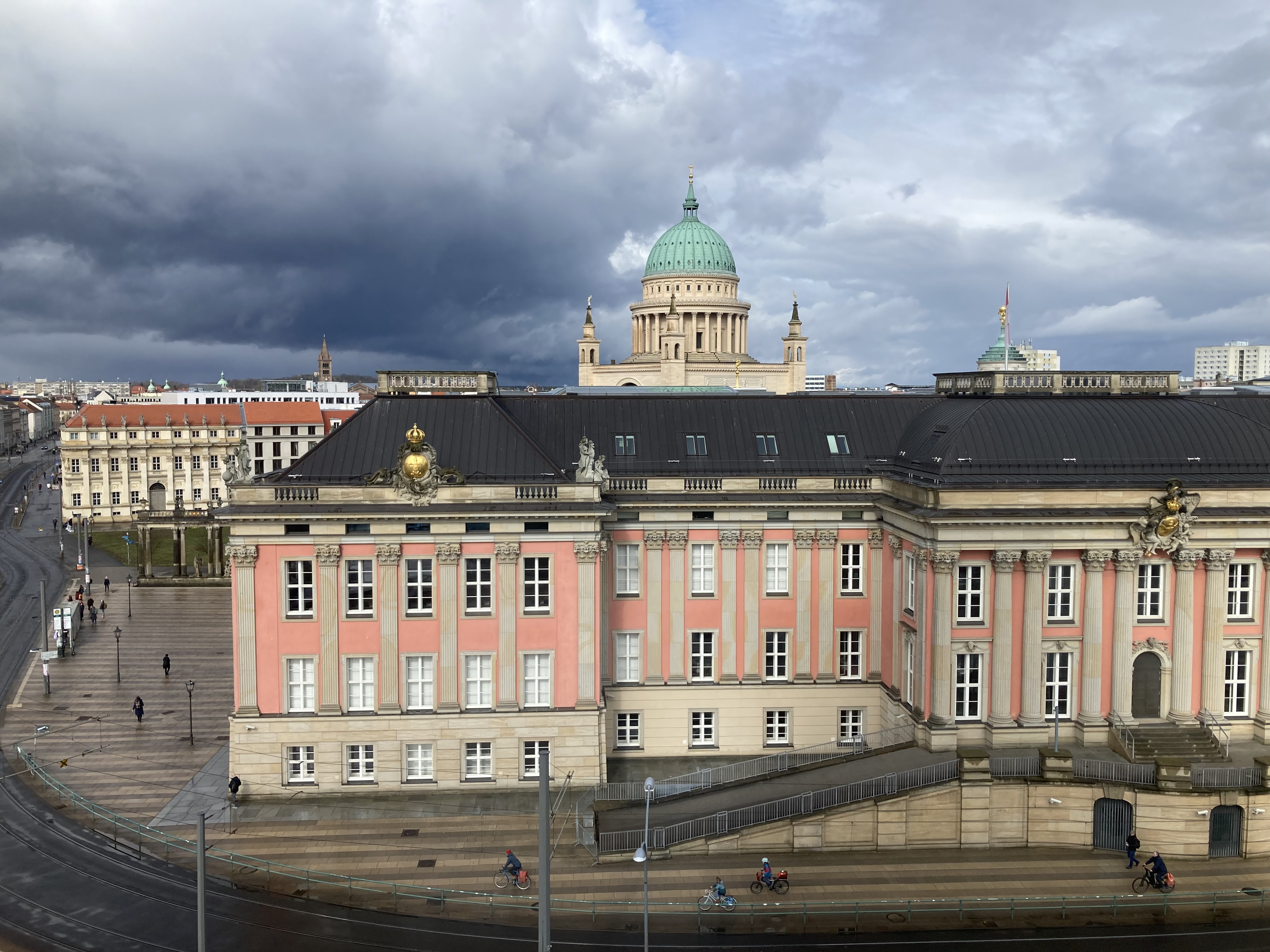 Aussicht vom Hotel im achten Stockwerk: Landtag, Nikolaikirche, Altes Rathaus, Weg zum Holländischen Viertel