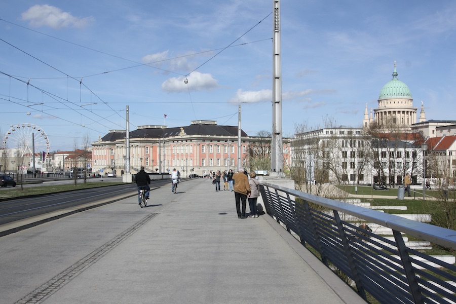 Die lange Brücke am Landtag über die Havel verbindet die Brandenburger Vorstadt mit der südlichen Innenstadt