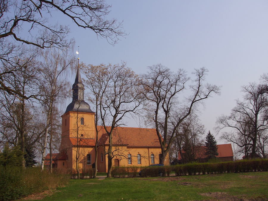 Die Ev. Kirche in Ribbeck mit dem Birnbaum 5.0