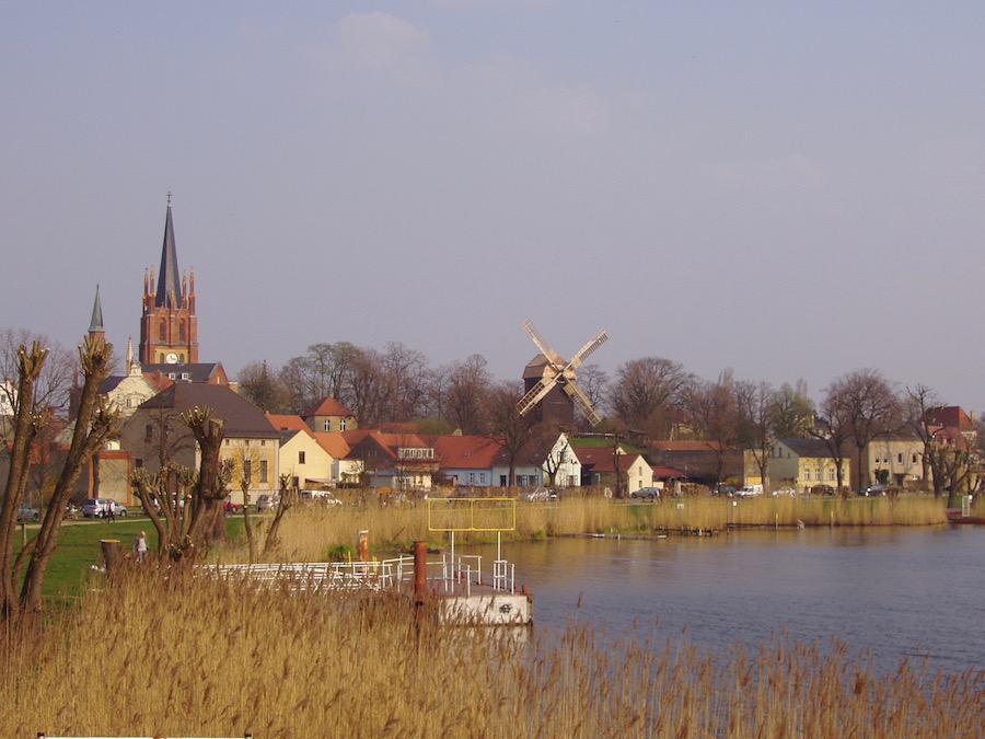 Kirchturm und Mühle Anfang April