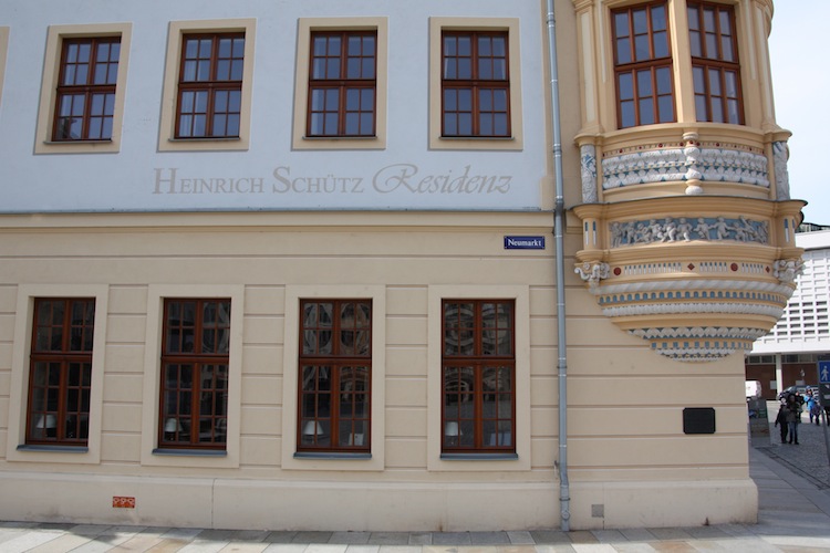 Schütz' Geburtshaus in Dresden mit dem „Kinderfries“ am Balkon