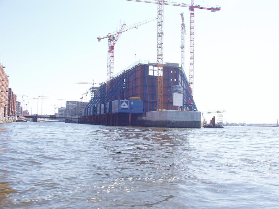 unten: Elbphilharmonie: Der Mauerblock 2008