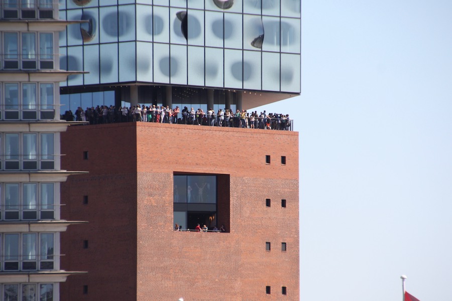 Die Besucher auf der Plaza der Elfi