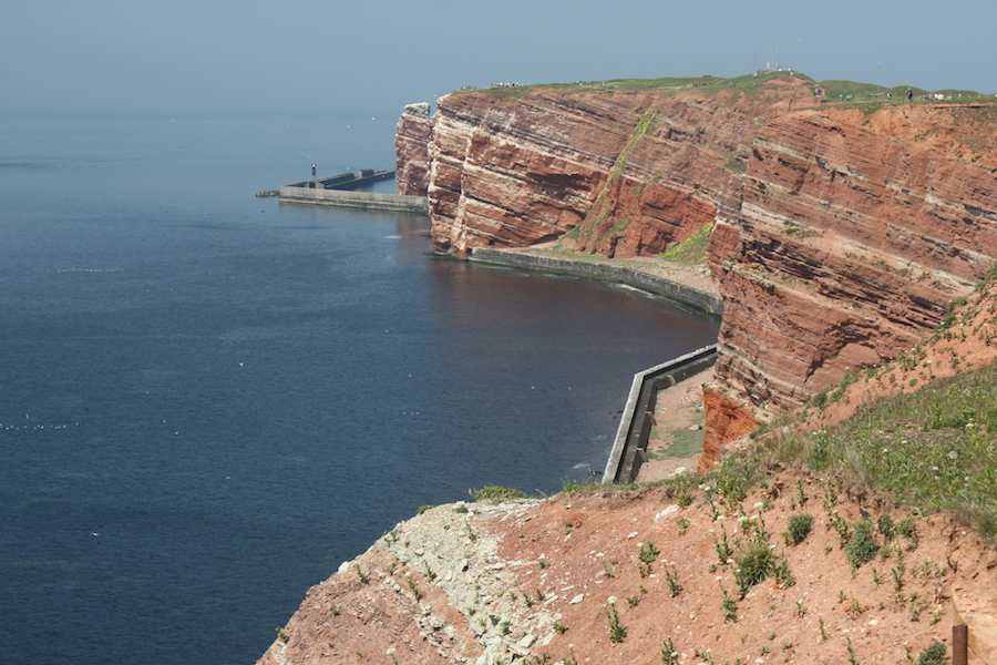 Helgoland mit den drei Farben: wiesengrün, felsrot, möwenscheißweiß