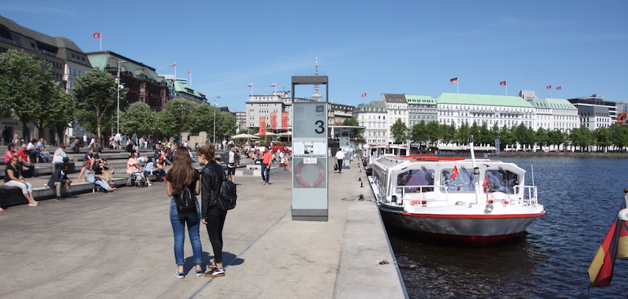 Auf dem Jungfernstieg sind wenige  Jungfern, aber viele Touristen