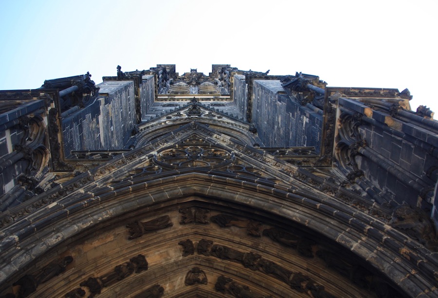 Die Nikolaikirche vom Portal nach oben