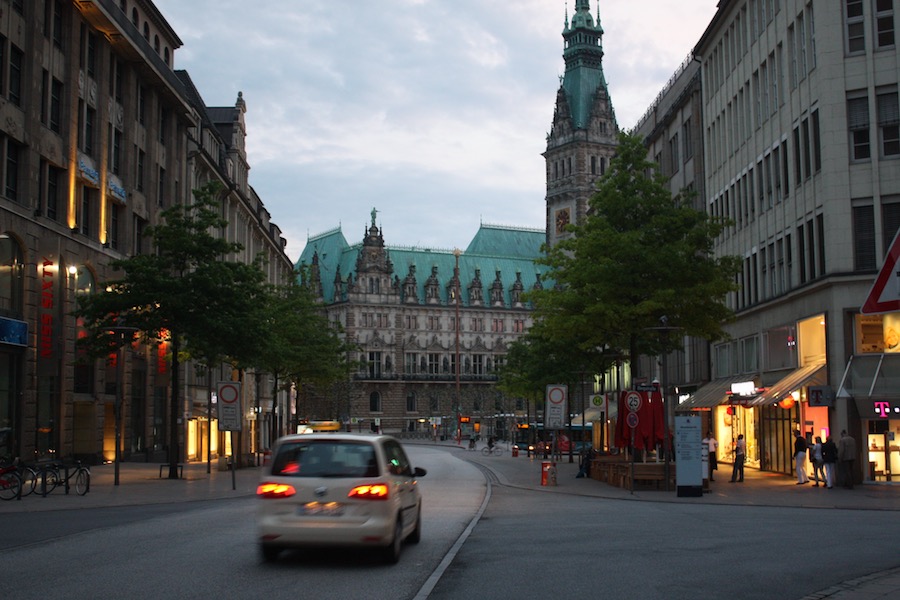 Das Rathaus von der Mönckebergstraße am Abend