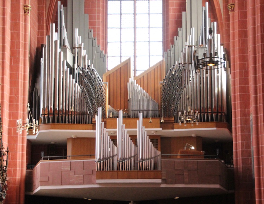 Die Klais-Orgel des Frankfurter Doms am späten Nachmittag.