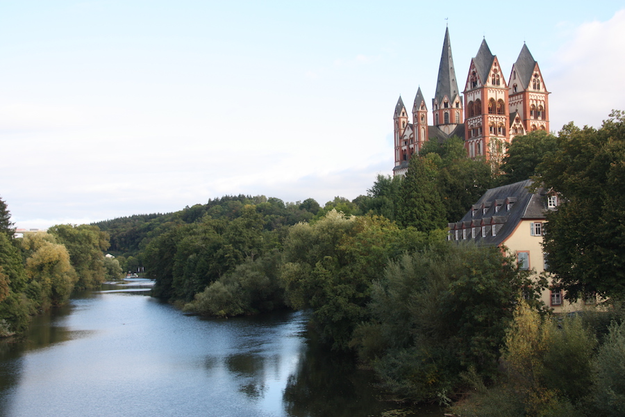Der Limburger Dom von der Lahnbrücke aus. Foto: Martin Schlu, 2021