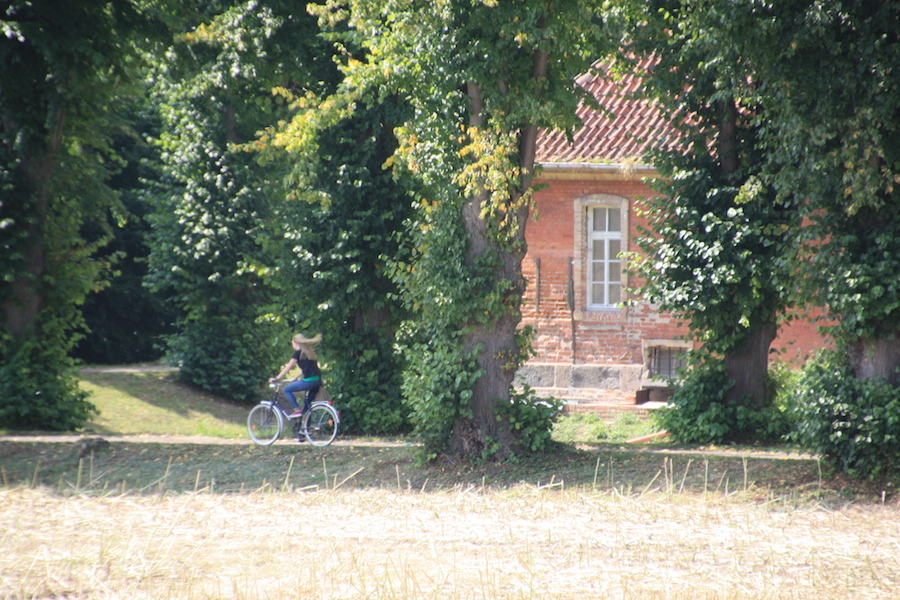 Fahrrad fahren kann man am besten abseits des Ortes, hier in Klütz