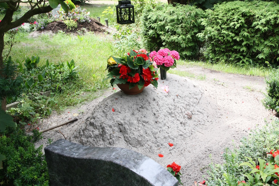 Ostseesand auch auf dem Friedhof