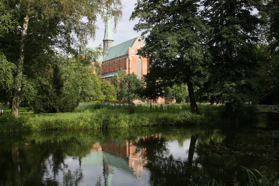 Der Fischteich wurde von einem Bach gespeist.