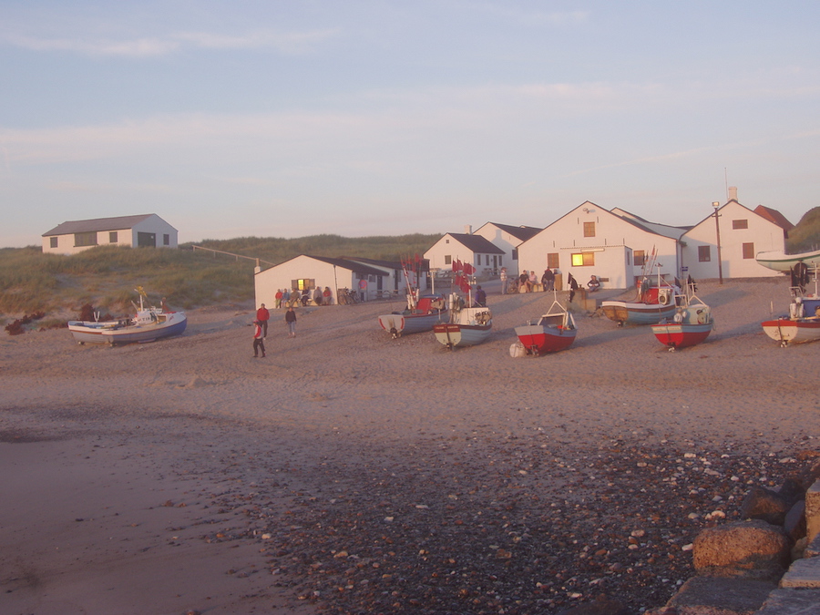 Fischerboote werden in Stjenberg/DK heute noch traditionell über Nacht auf den Strand gezogen, weil es dort keinen Hafen gibt.