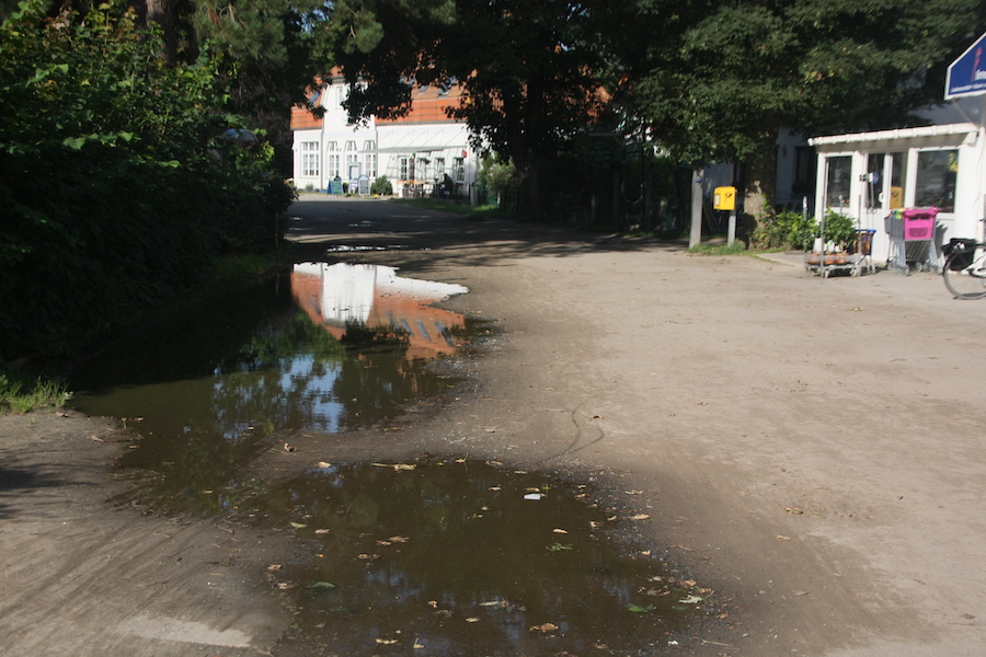 Die Dorfstraße nach einem Regen