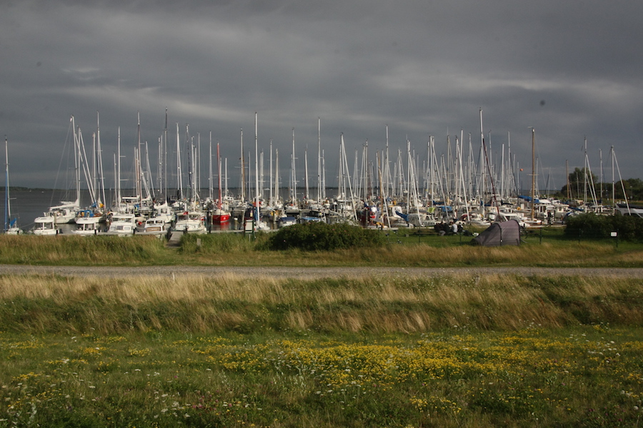 Der Hafen kurz vor dem Gewitter - da ist man froh, wenn man geschützt liegt.