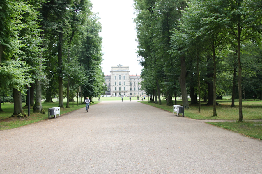 Die Hofdamenallee von Schloß Ludwigslust