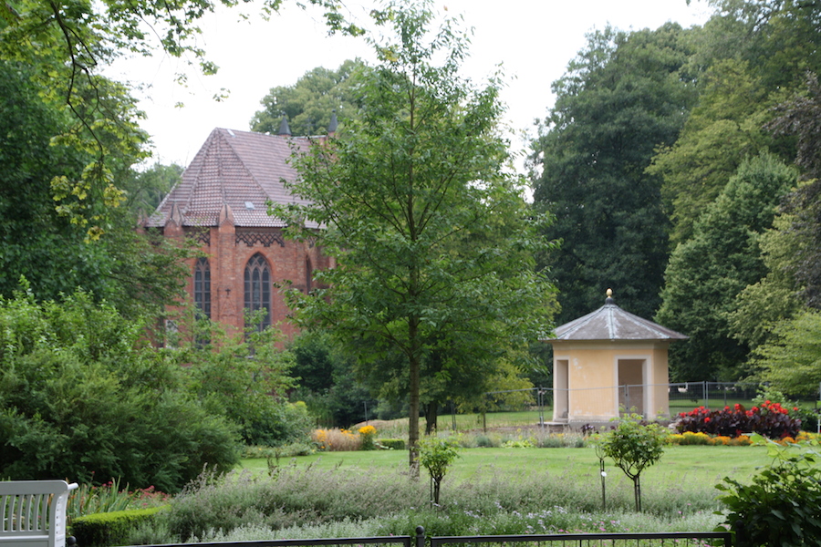 Die katholische Kirche von Ludwigslust mit dem Teepavillon