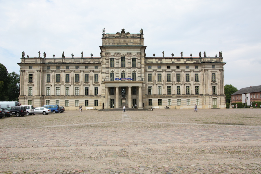 Vorplatz vor Schloß Ludwigslust