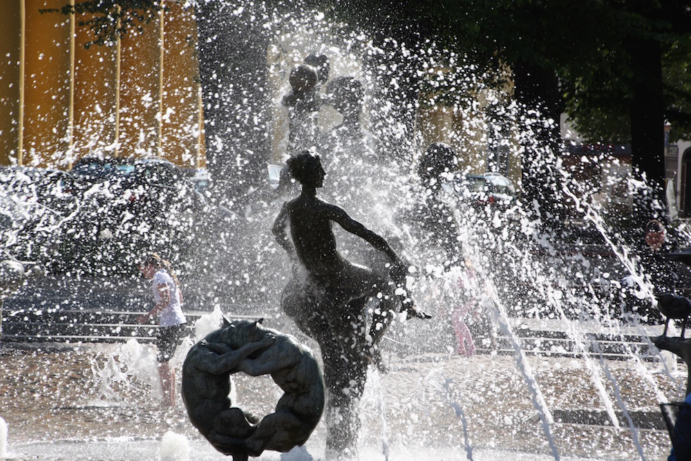 Der „Brunnen der Lebensfreude“ im Sommer