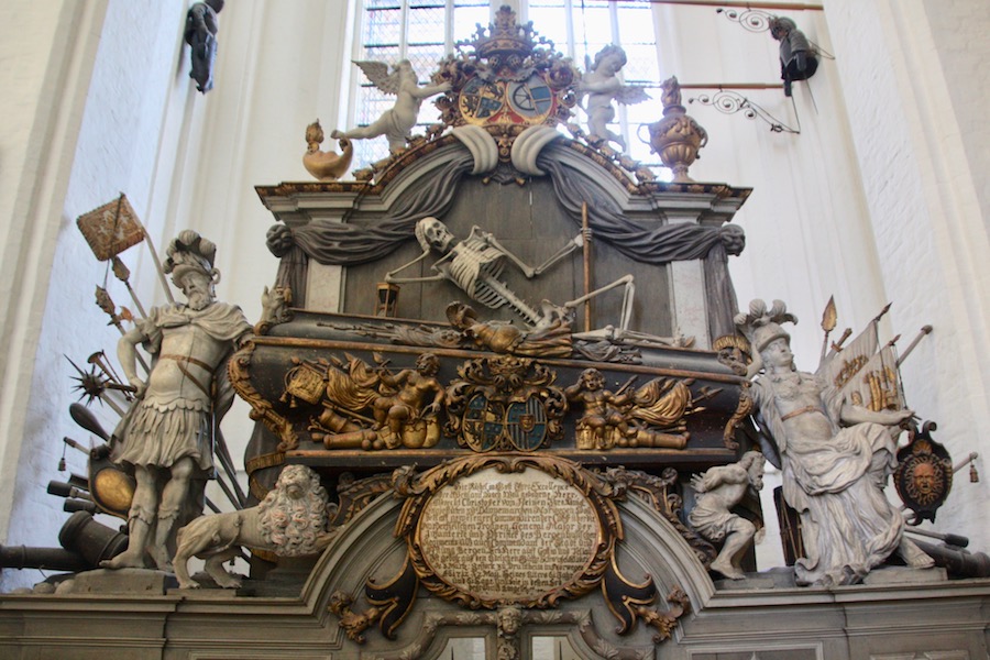 Der coole Tod - Grabmal des Generals Albrecht Christopher von Heinen in der Rostocker Marienkirche