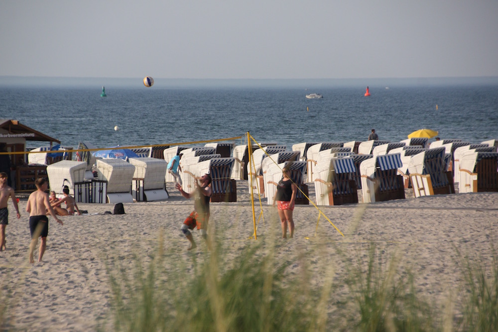 Für Schwimmen und Spielen ist der Strand auch groß genug