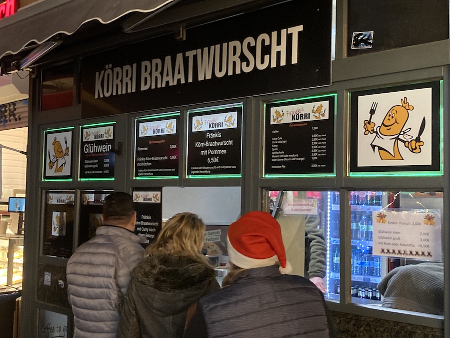 Fränkis Körri Braatwurscht - beim Weihnachtsmarkt dieses Mal nicht so gut wie sonst, weil Fritten und Wurst zwei Minuten länger gebraucht hätten, denn es mußte ja alles schnell, schnell gehen..