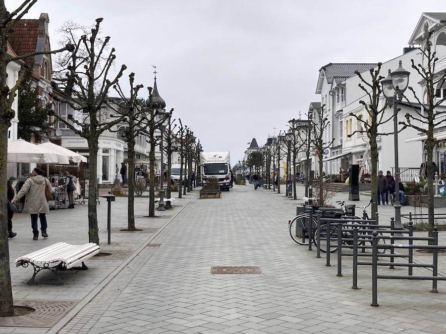 Binz Anfang März 2025 - der Kontrast ist erkennbar