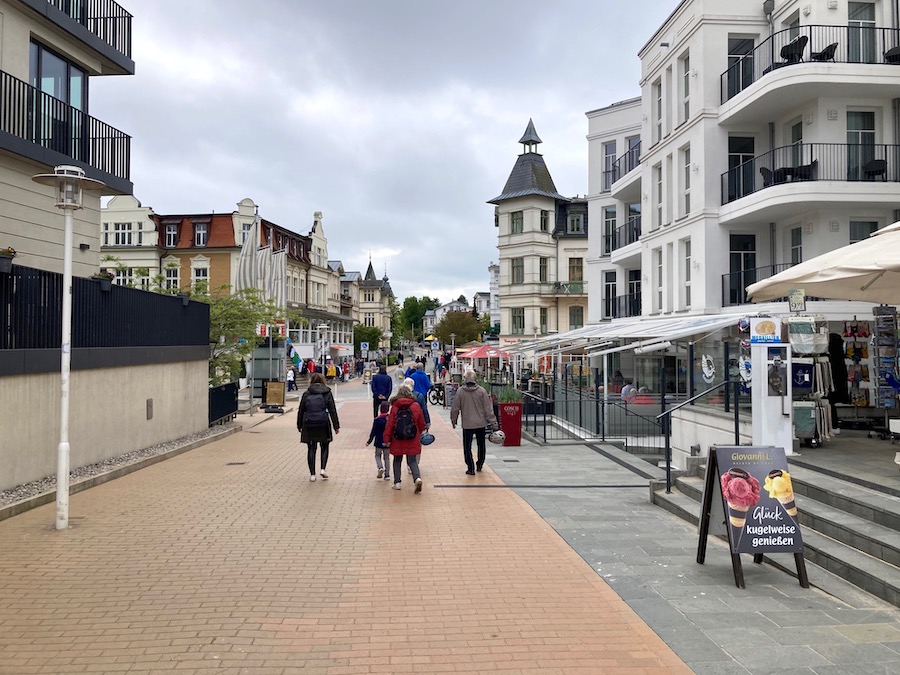 Typische Touristenmeile rechtwinklig zur Promenade