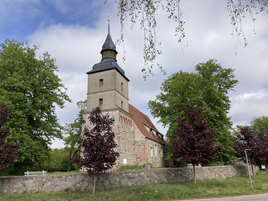 Das erste Zentrum des Ortes Benz ist die alte Kirche.
