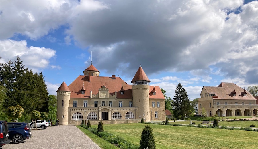 Schloß Stolpe als Ergebnis jahrzehntelanger Restaurierung im Mai 2025