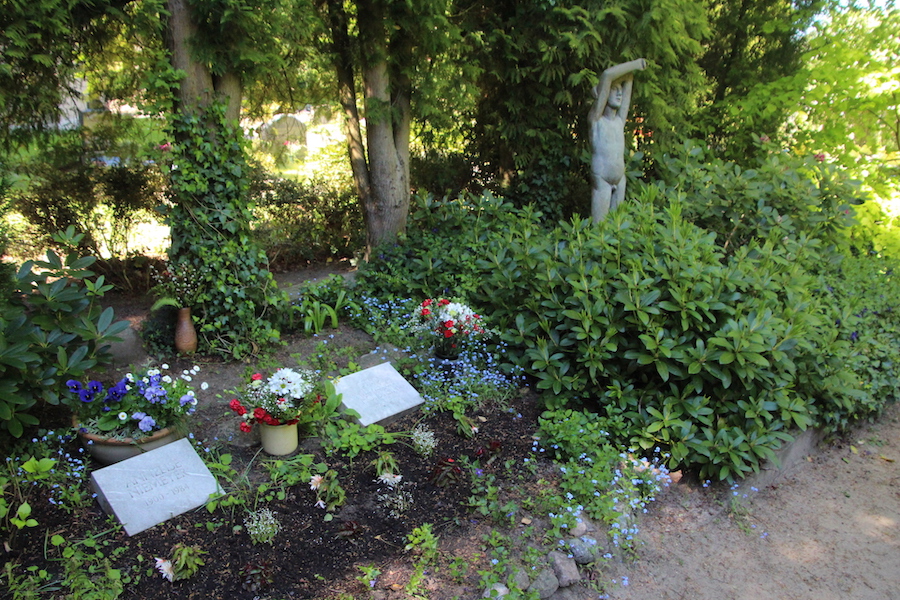 Das gemeinsame Grab von Anneliese und Otto Niemyer-Holstein