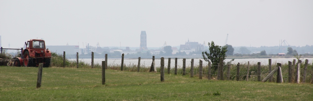 Wismar im Dunst - gesehen vond er Insel Poel (Ostseite)