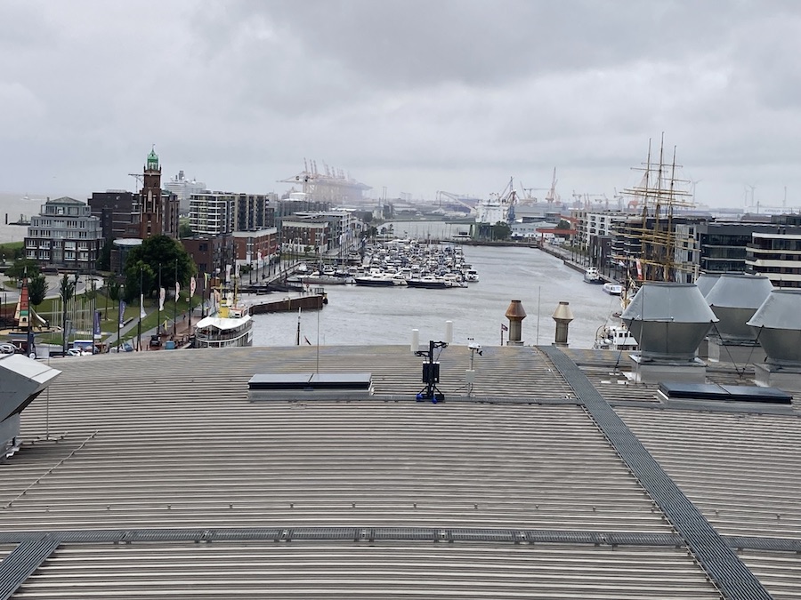 Der Hafen vom Dach des Klmamuseums bei Regen