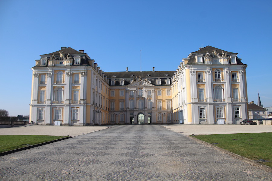 Eindrucksvoll und Macht einflößend ist die Fassade des Schlosses