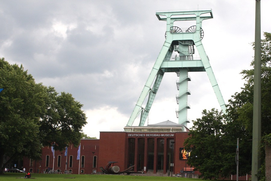 Bochumer Wahrzeichen: Das Bergbaumuseum mit dem Doppelförderturm