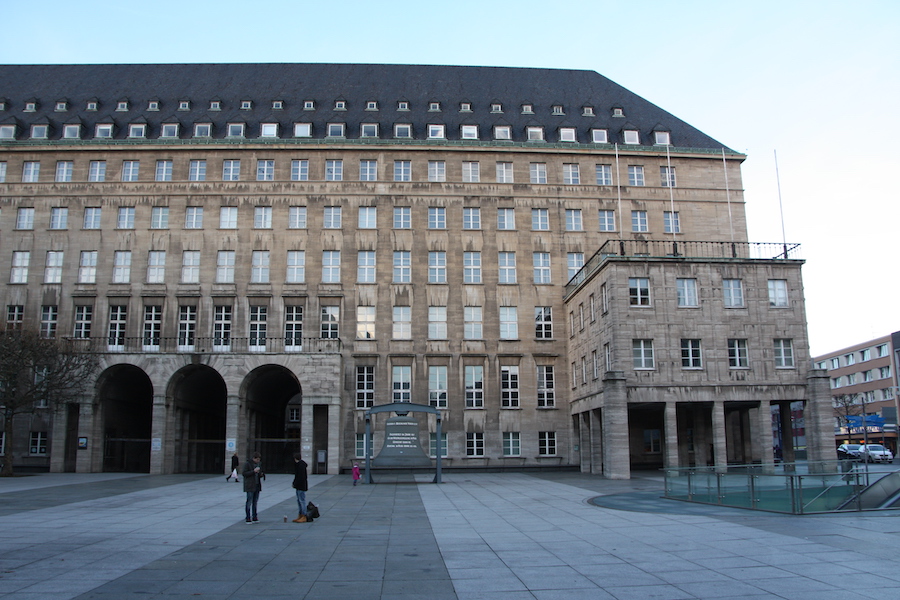 Das Rathaus ist ein riesiger grauer Kasten