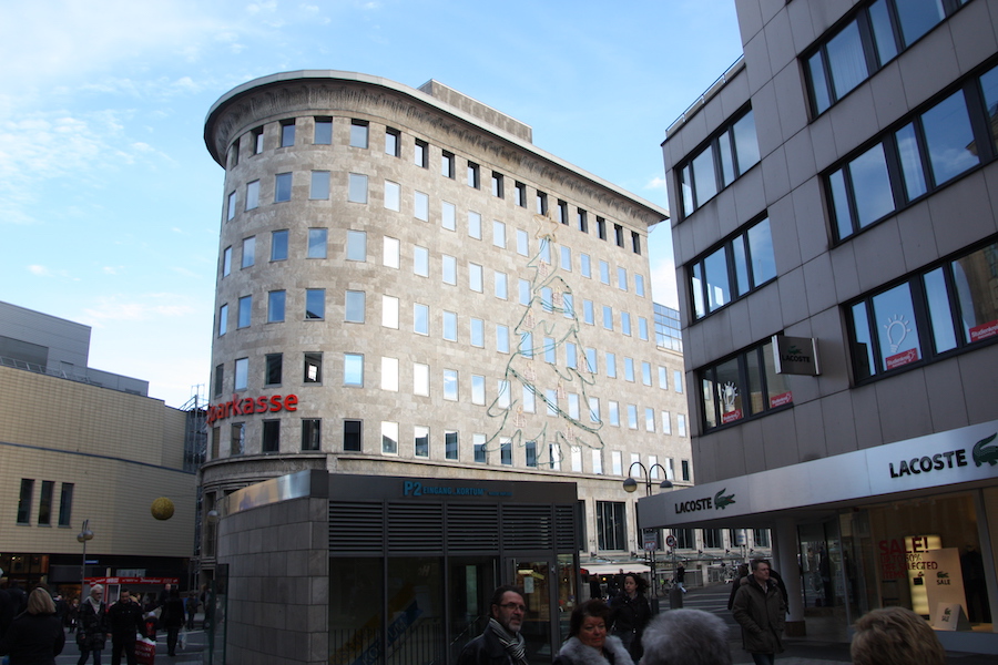 Ich kannte das Haus erst als Bügeleisen - erst später wußte ich, daß es die Sparkassenzentrale ist