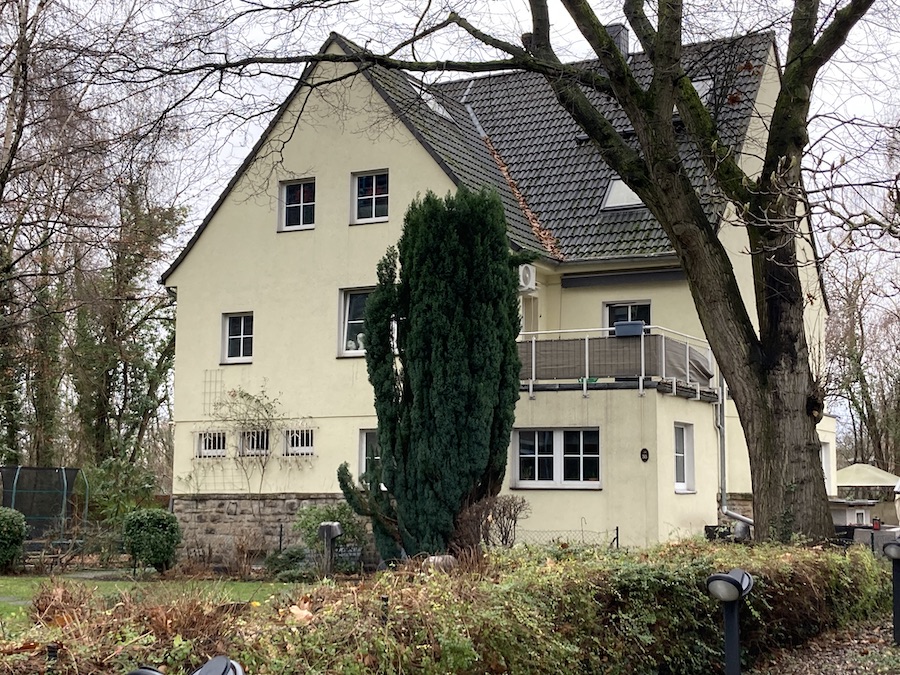 Das Haus meiner Kindheit gibt es noch, doch in den ehemals 7.000 qm großen Garten hat man nun eine Wohnanlage gebaut.