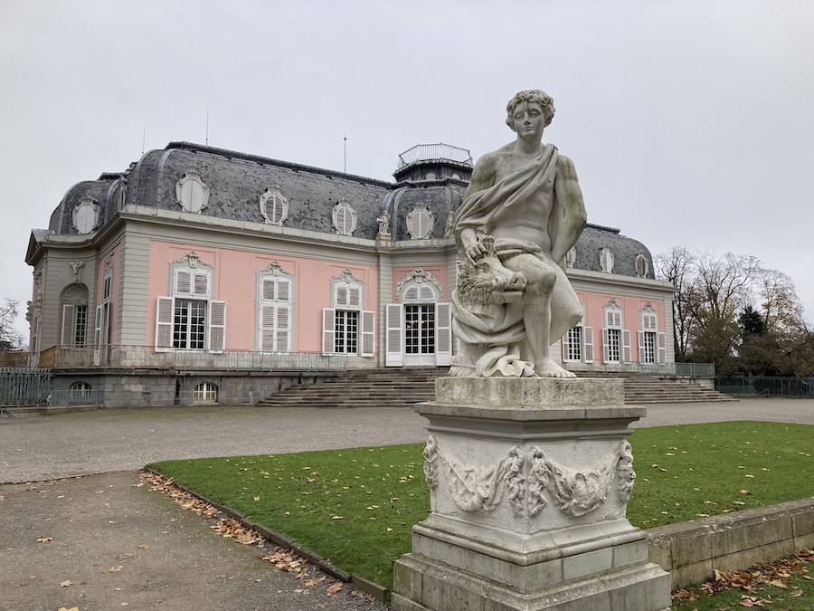 Gartenseite des Wohnhauses im Herbst