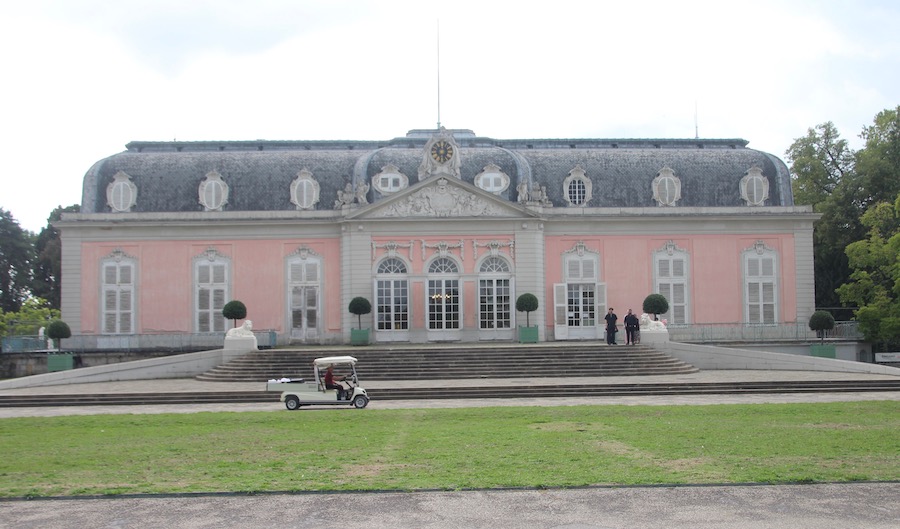 Das Corps de logis (Wohnhaus) von der nördlichen Seeseite her.