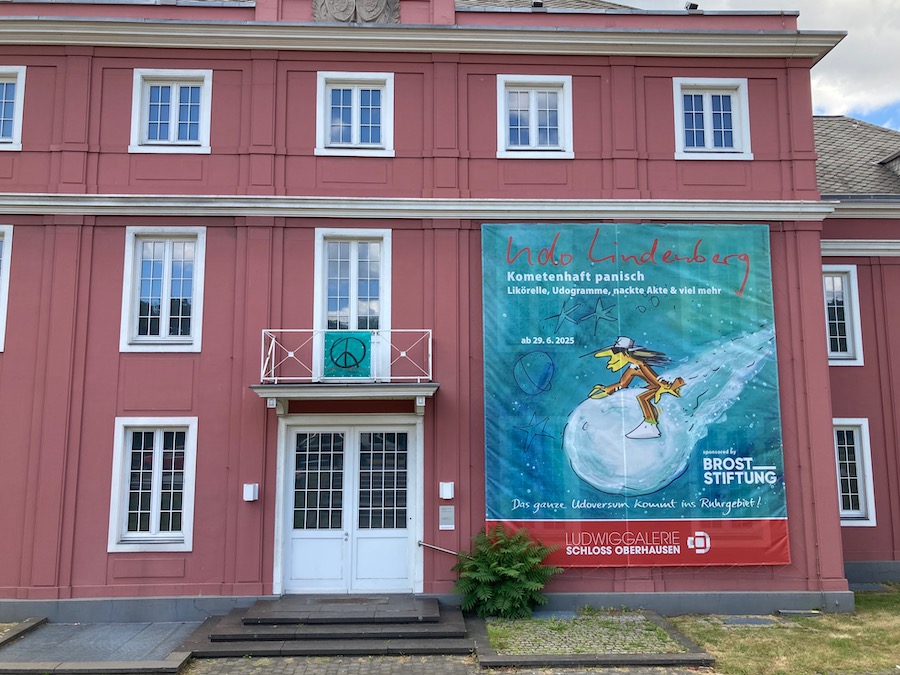 Der Schloßflügel mit dem Plakat zur Lindenberg Ausstellung