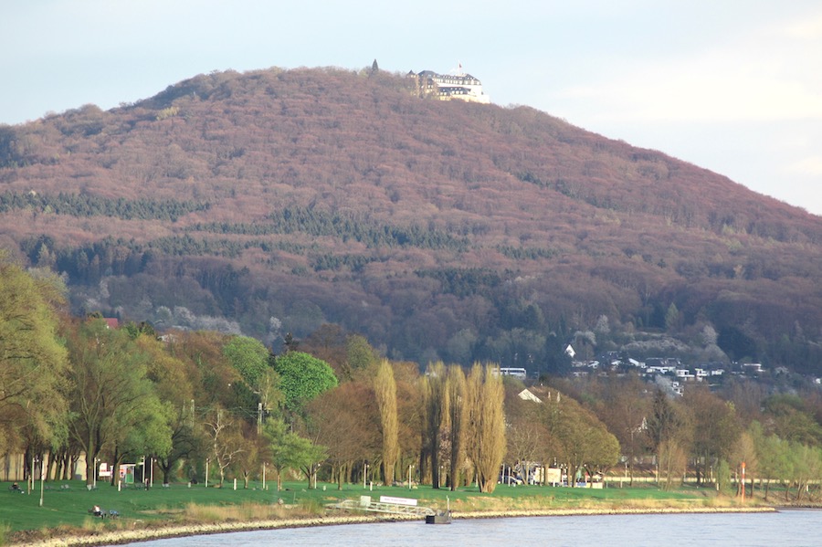 Der Petersberg von Oberkassel aus gesehen.