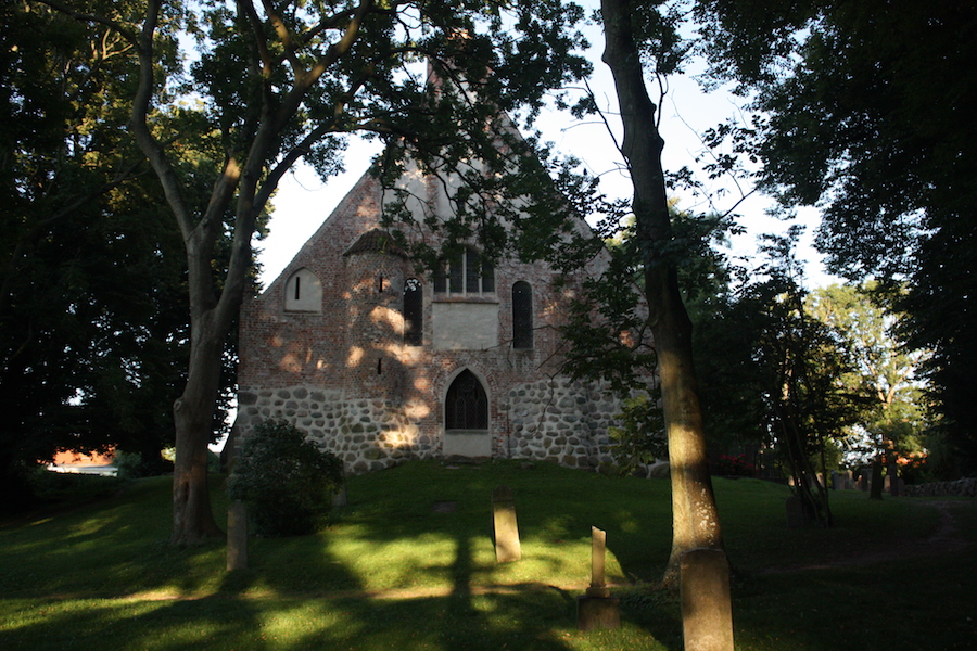 Die älteste Kirche Rügens steht hier und gab dem Ort seinen Namen.