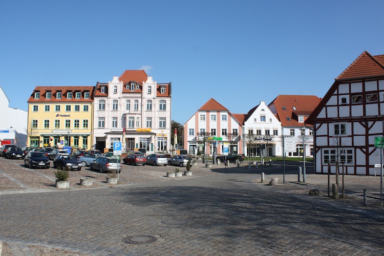 Der Bergener Markt im Frühling um die Mittagszeit